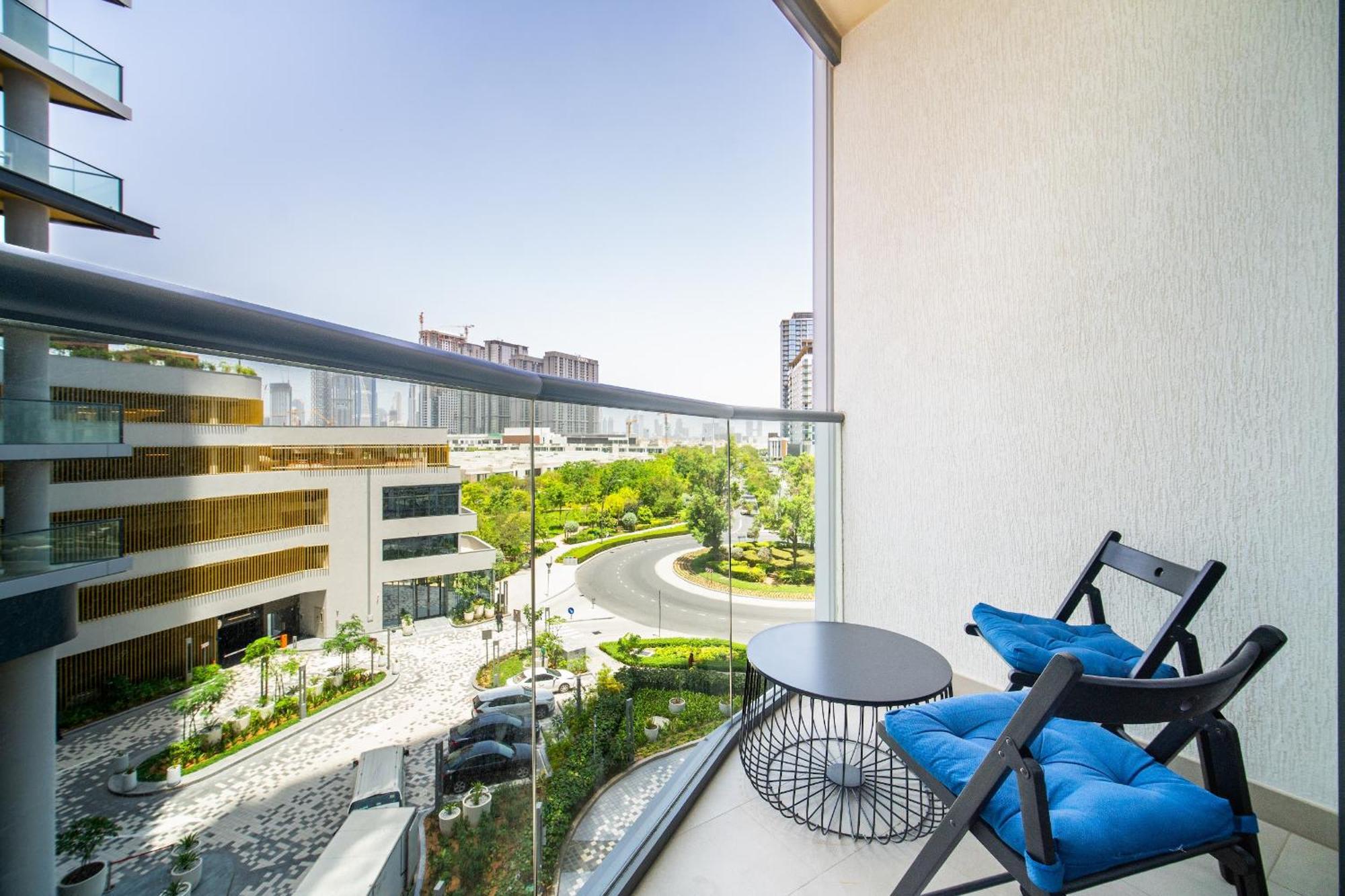 Cozy 2-bdr In Sobha Waves Dubai
